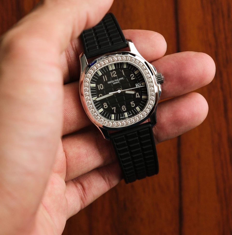Patek Philippe Aquanaut 5067A-001 Black dial Diamond Bezel Black Rubber Strap 2015 35.6 mm. - Image 2