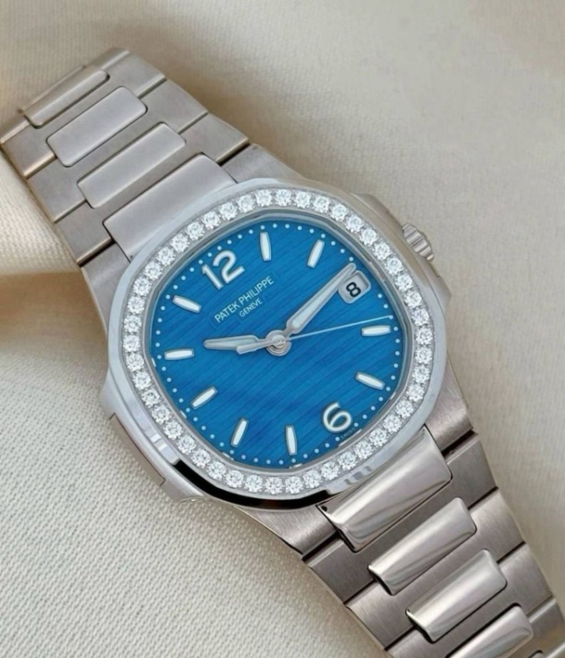 PATEK PHILIPPE Nautilus Blue Dial 7010/1G 32mm thumbnail 2