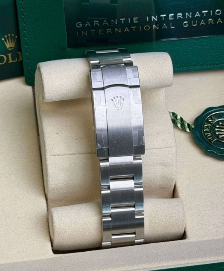 ROLEX Oyster Perpetual 36 Pistachio Dial 126000 6/2026 thumbnail 4