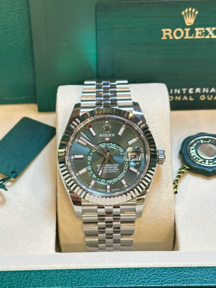 Sky Dweller Green Dial Jubilee 42mm
