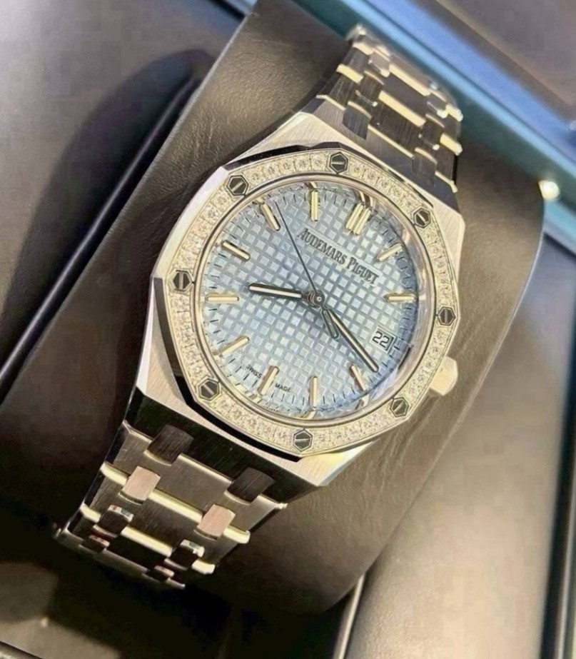 AUDEMARS PIGUET Royal Oak Ice Blue Dial 77451ST thumbnail 4