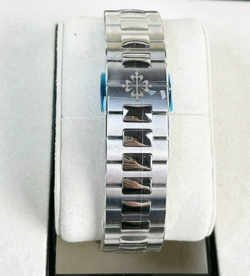 Patek Philippe Nautilus 5990/1A Blue Dial - Image 4