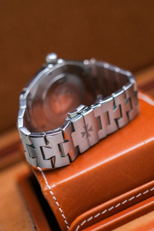 Vacheron Constantin Overseas Gen II White Dial thumbnail 5