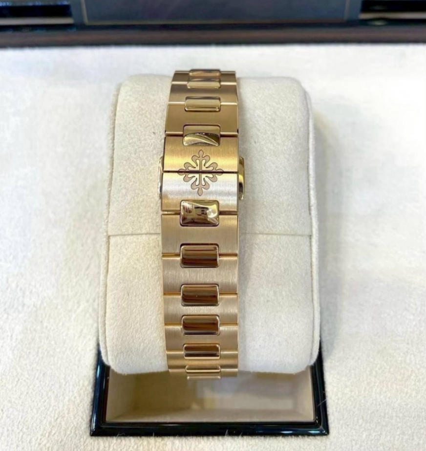 Patek Philippe Nautilus 7010/1R Purple Dial - Image 4