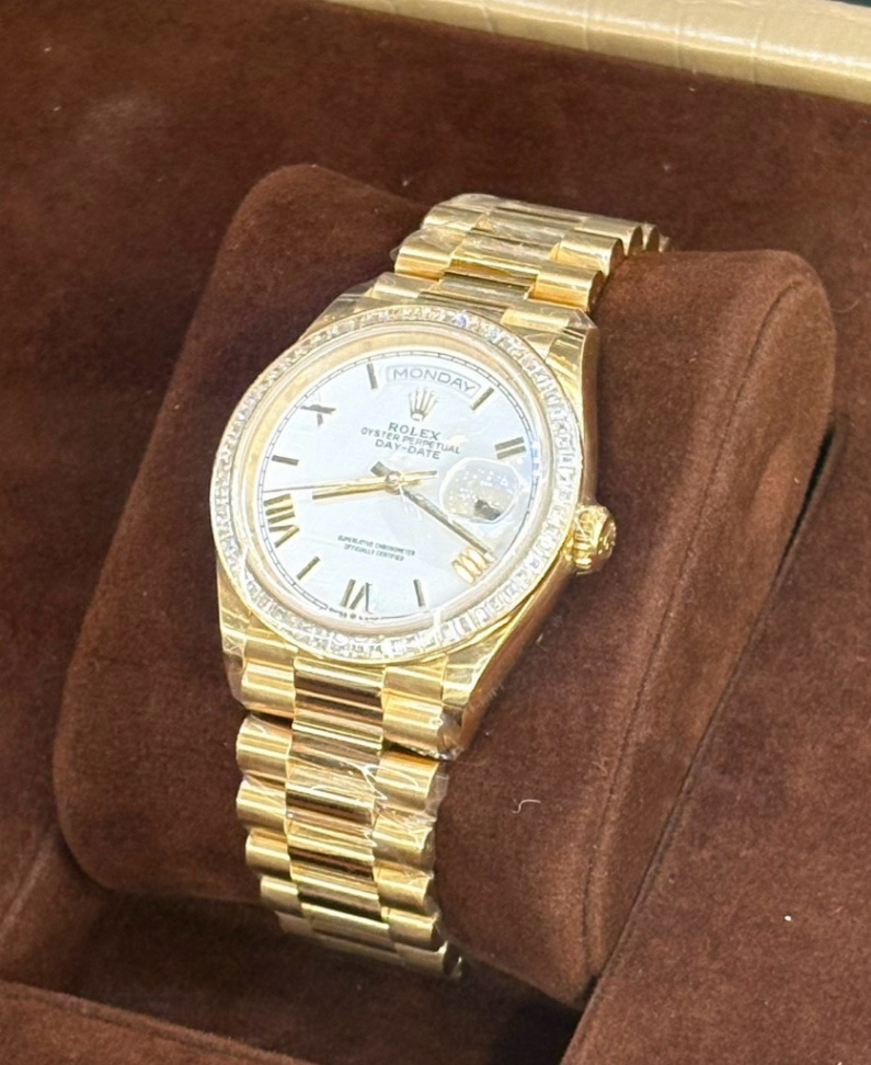 Day-Date White Roman Dial Full Yellow Gold 36mm - Image 2