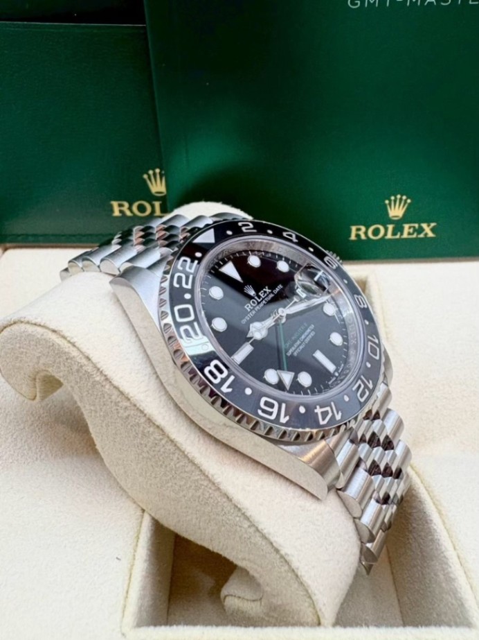 ROLEX GMT-Master II Bruce Wayne Jubilee 126710GRNR 6/2026 thumbnail 4