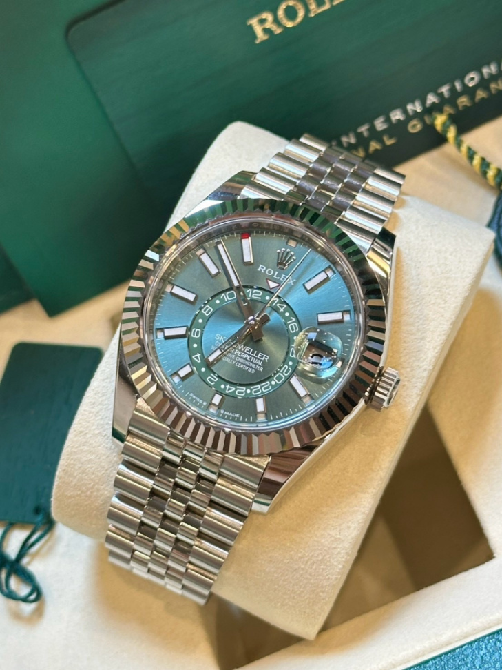 Sky Dweller Green Dial Jubilee 42mm thumbnail 2