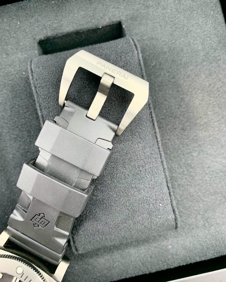 Panerai Submersible PAM02305 thumbnail 5