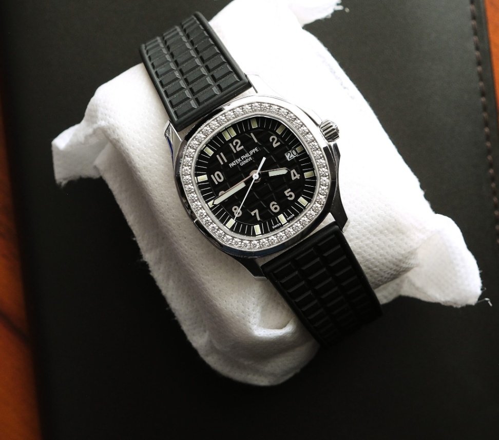 Patek Philippe Aquanaut 5067A-001 Black dial Diamond Bezel Black Rubber Strap 2015 35.6 mm.