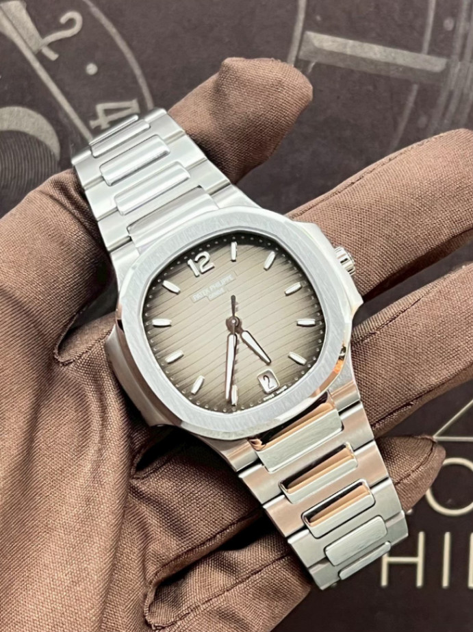 Patek Philippe Nautilus 7118/1A Grey Dial - Image 1