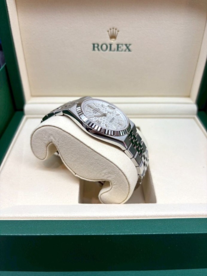 ROLEX Land-Dweller White Dial Flat Jubilee 127334 4/2026 - Image 4