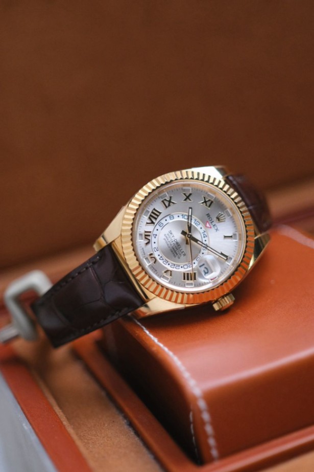 Rolex Sky Dweller 18K Gold 326138 thumbnail 5
