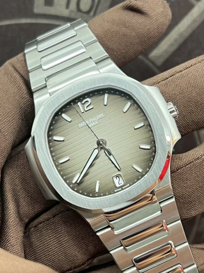 Patek Philippe Nautilus 7118/1A Grey Dial - Image 2