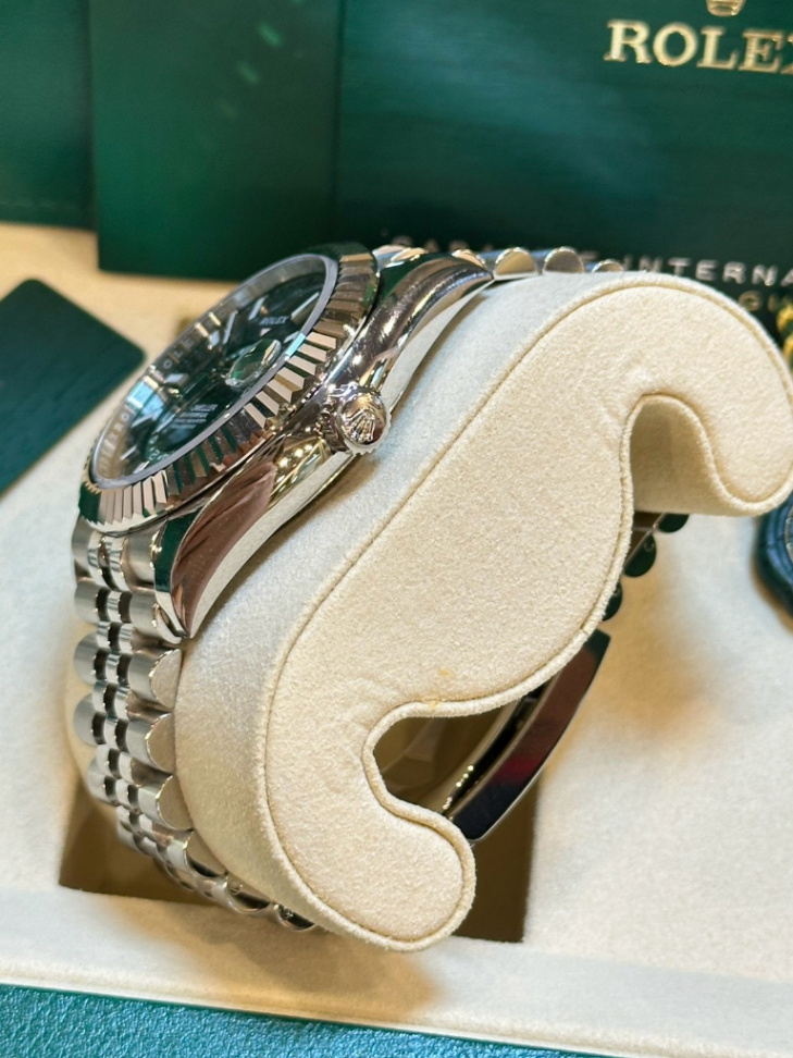 Sky Dweller Green Dial Jubilee 42mm thumbnail 3