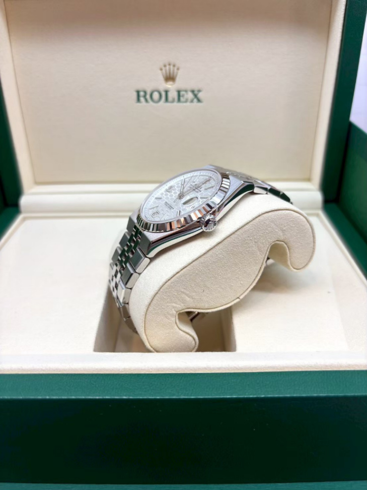 Land Dweller White Dial Flat Jubilee 40mm - Image 3