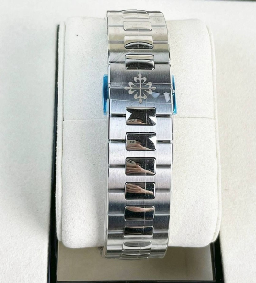 PATEK PHILIPPE Nautilus Chronograph 5990/1A Blue Dial 40.5mm thumbnail 4