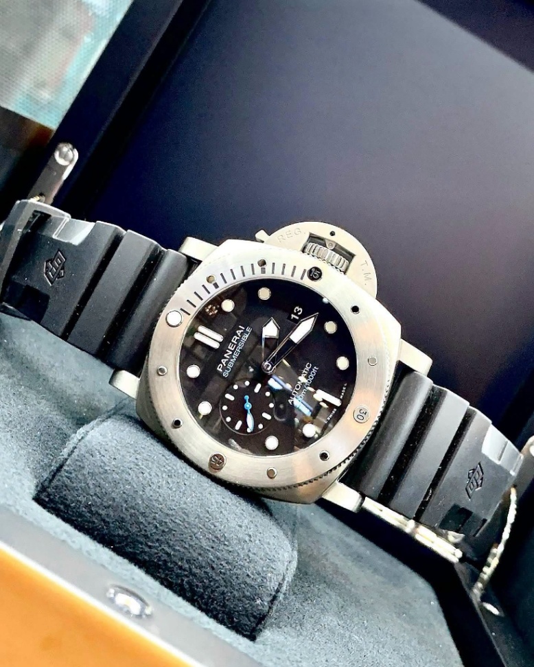 Panerai Submersible PAM02305 thumbnail 2