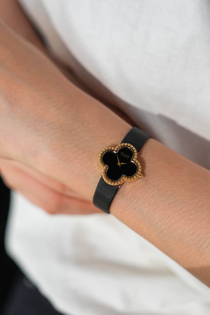 Van Cleef & Arpels Alhambra Watch Small Model 18K Yellow Gold Onyx VCARD21900 thumbnail 3