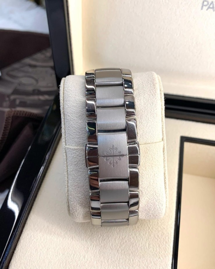 Patek Philippe Complications Flyback Chronograph Annual Calendar thumbnail 4