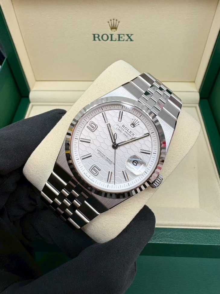 Land Dweller White Dial Flat Jubilee 40mm - Image 2