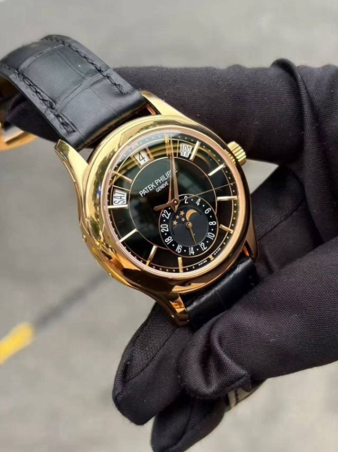 Patek Philippe Annual Calendar 5205R thumbnail 1