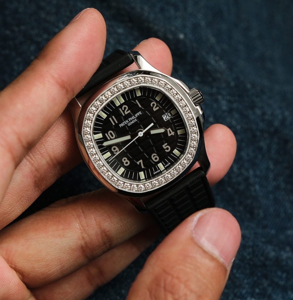 Patek Philippe Aquanaut 5067A-001 Black dial Diamond Bezel Black Rubber Strap 2015 35.6 mm. - Image 3