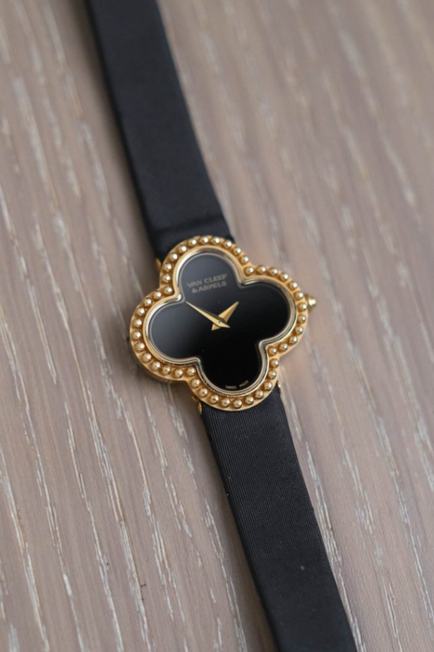 Van Cleef & Arpels Alhambra Watch Small Model 18K Yellow Gold Onyx VCARD21900 thumbnail 4