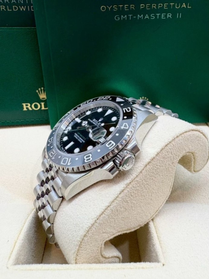 ROLEX GMT-Master II Bruce Wayne Jubilee 126710GRNR 6/2026 thumbnail 3