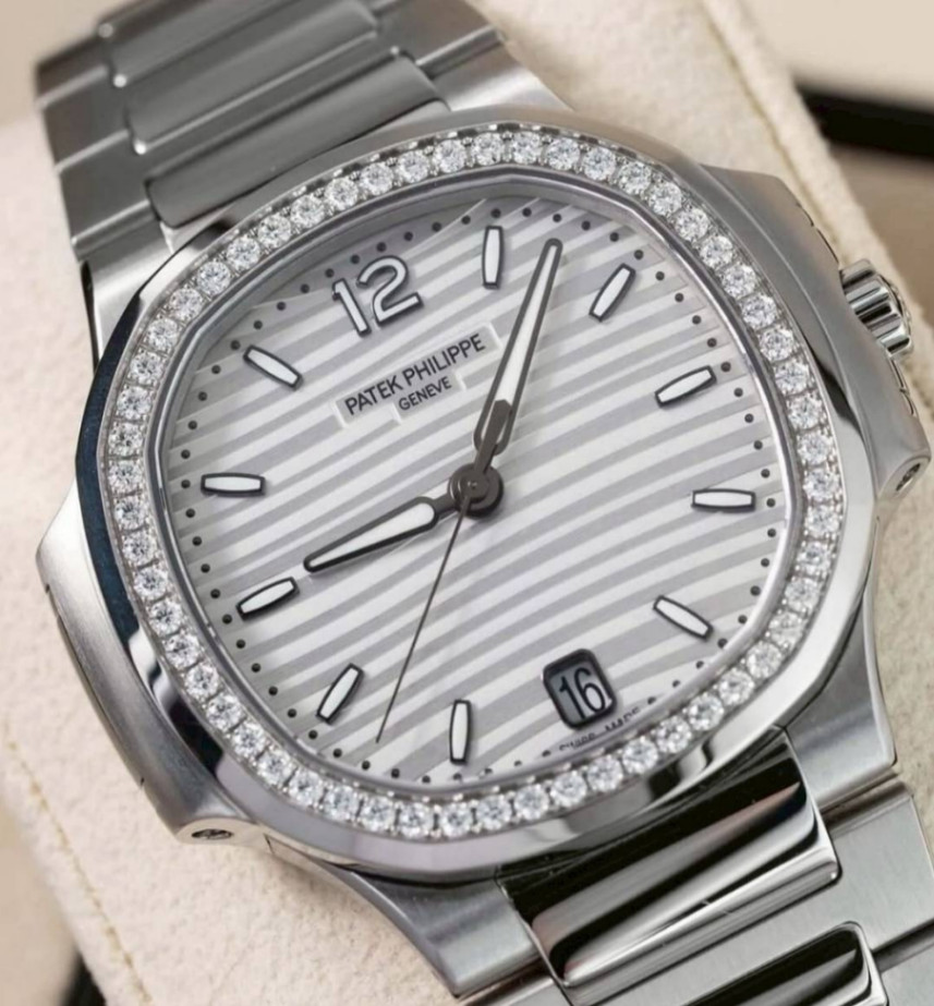 USED Patek Philippe Nautilus 7018/1A White Dial thumbnail 2