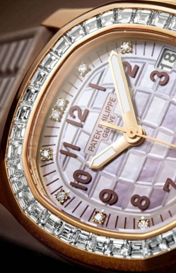 PATEK PHILIPPE Aquanaut Luce 5072R-001 38.8mm thumbnail 3