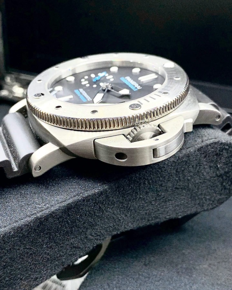 Panerai Submersible PAM02305 thumbnail 3