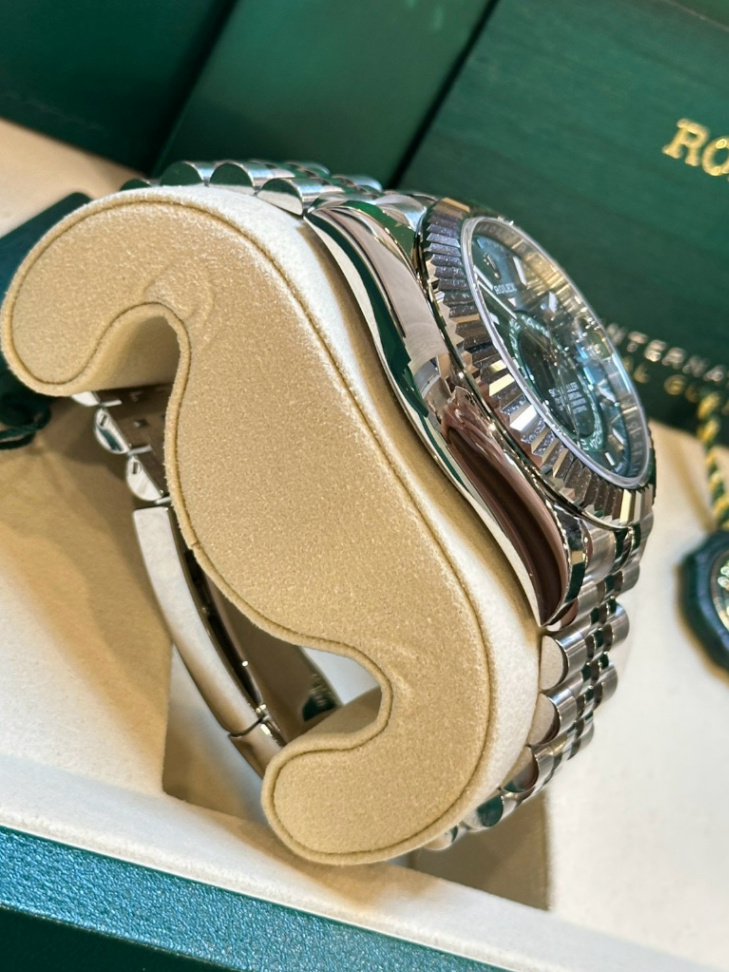 Sky Dweller Green Dial Jubilee 42mm thumbnail 4