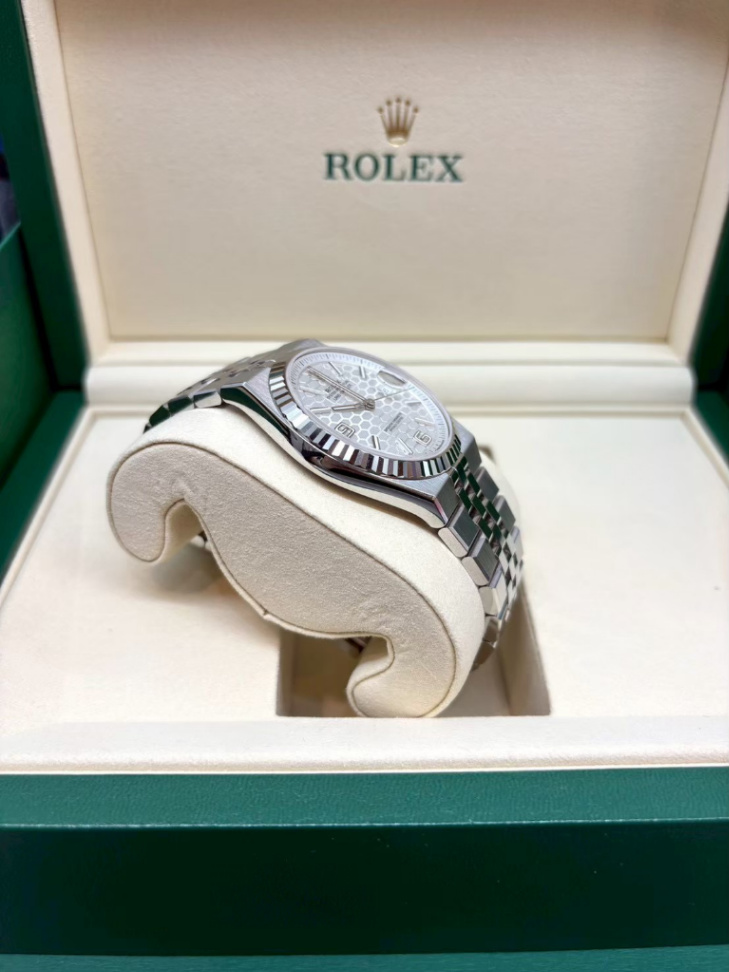 Land Dweller White Dial Flat Jubilee 40mm - Image 4