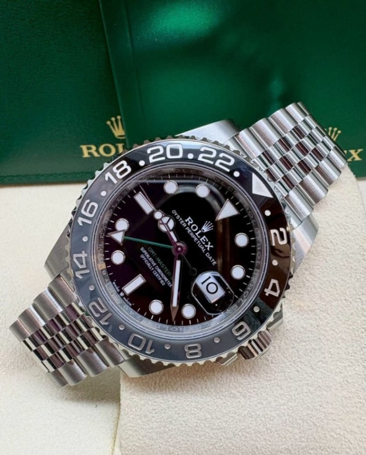 ROLEX GMT-Master II Bruce Wayne Jubilee 126710GRNR 6/2026 thumbnail 2