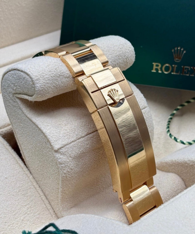 Used Submariner Date Blue Dial Full Yellow Gold 41mm - Image 4