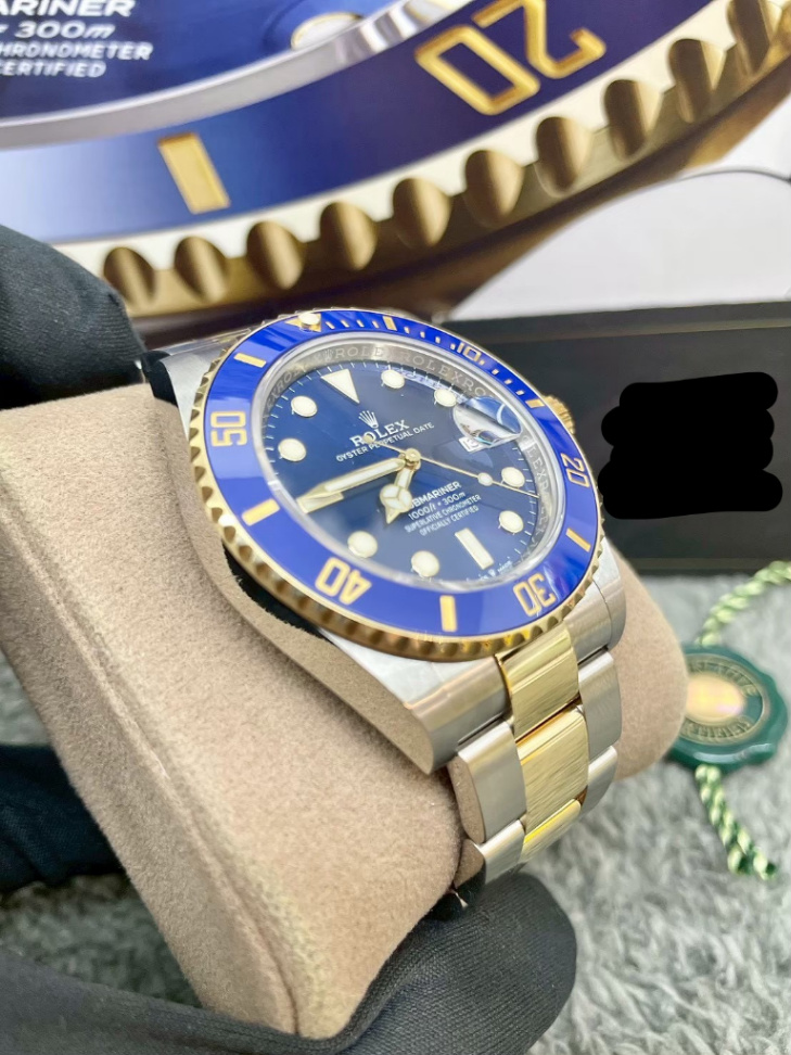 Submariner Date Blue Dial 2t Yellow Gold 41mm thumbnail 2