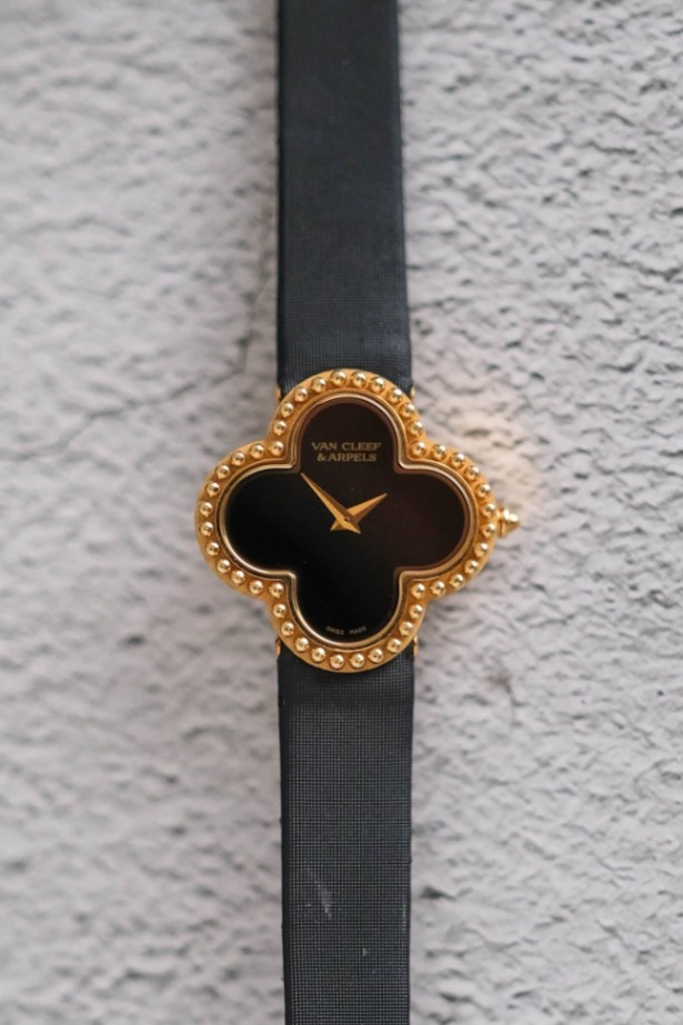 Van Cleef & Arpels Alhambra Watch Small Model 18K Yellow Gold Onyx VCARD21900