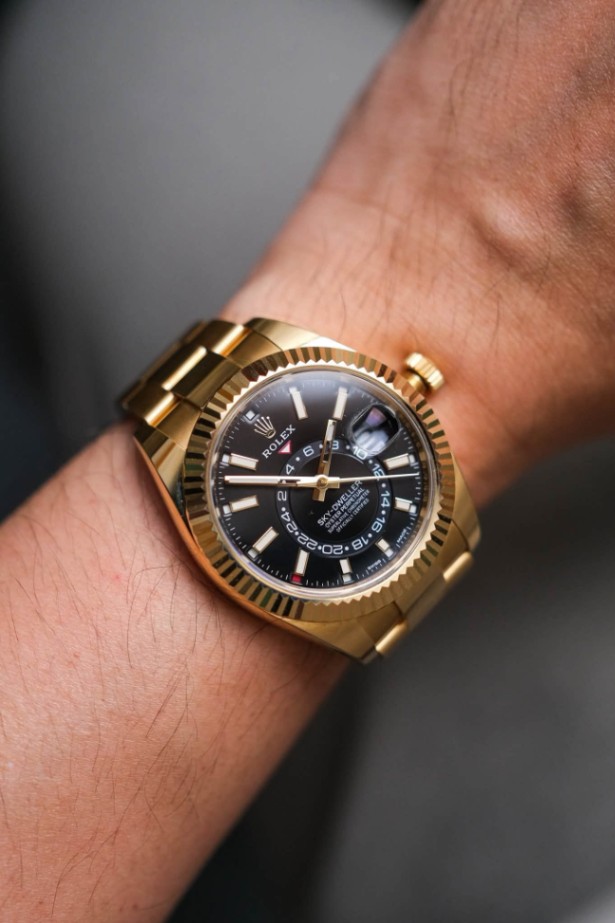 Rolex Sky-Dweller 18K Yellow Gold Black Dial 326938 thumbnail 2