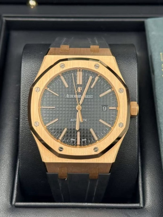 Audemars Piguet Royal Oak 15400OR thumbnail 1