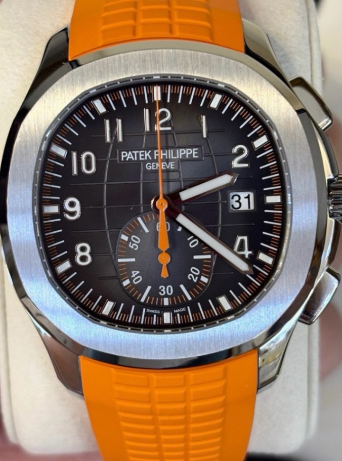 Used Patek Philippe Aquanaut 5968A Black Dial - Image 2