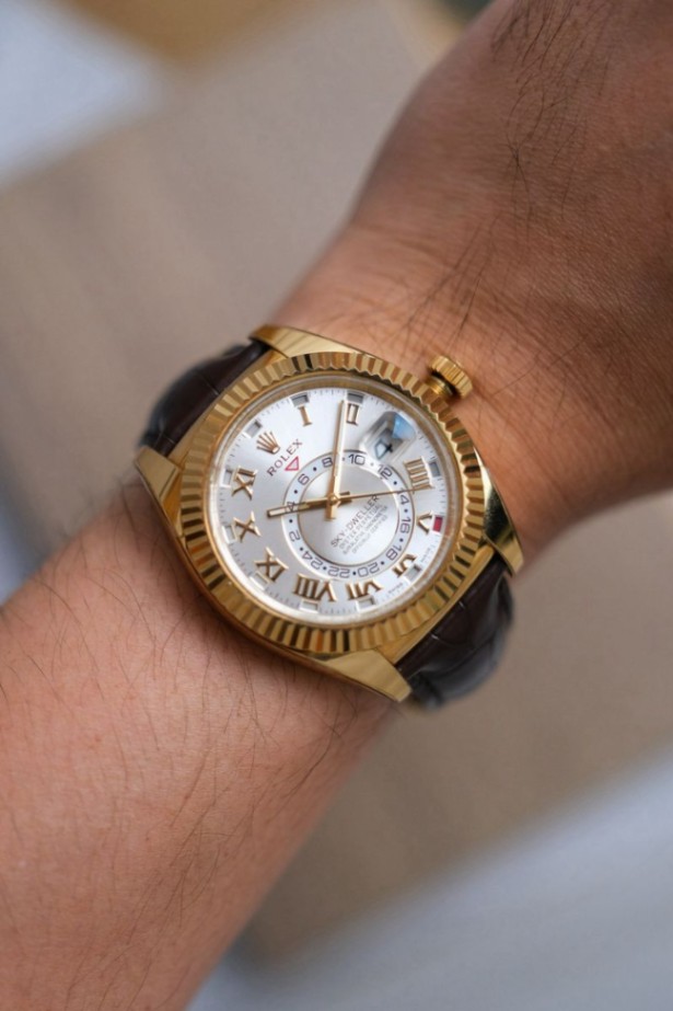 Rolex Sky-Dweller 18K Gold 326138 thumbnail 3