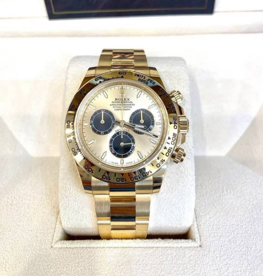 ข้ามไปที่ส่วนท้ายของแกลเลอรี่ภาพ ข้ามไปยังจุดเริ่มต้นของแกลลอรี่ภาพ ROLEX Daytona Champagne Dial Yellow Gold 126508 2025